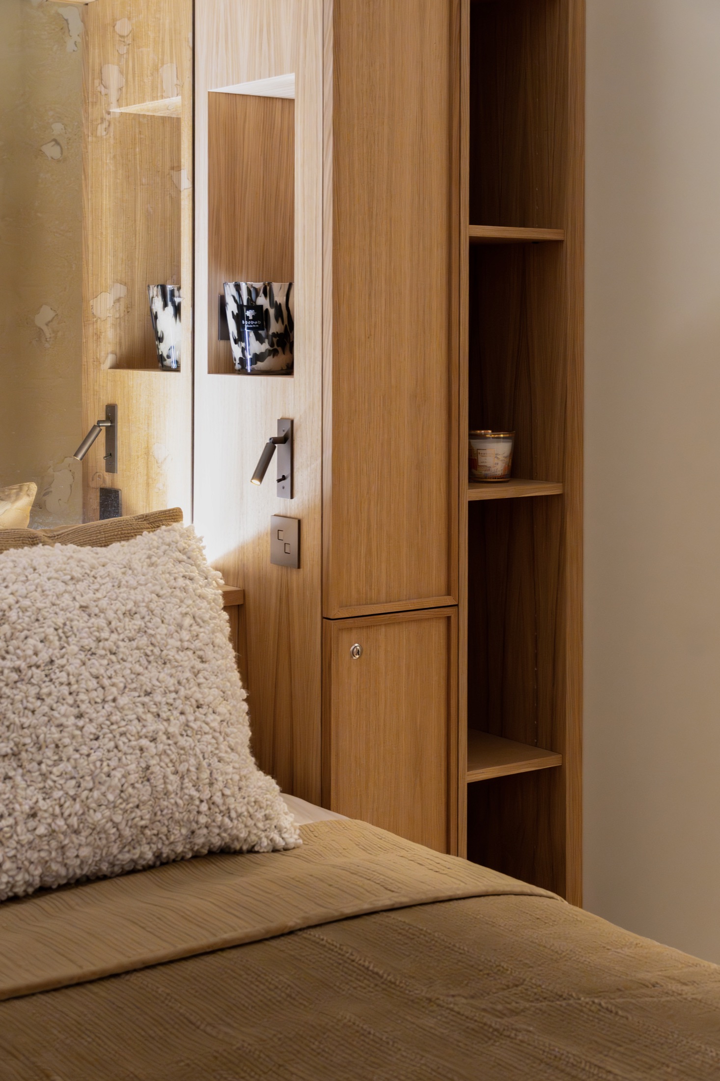 Détail de chambre et menuiserie bois de l'appartement du clocher