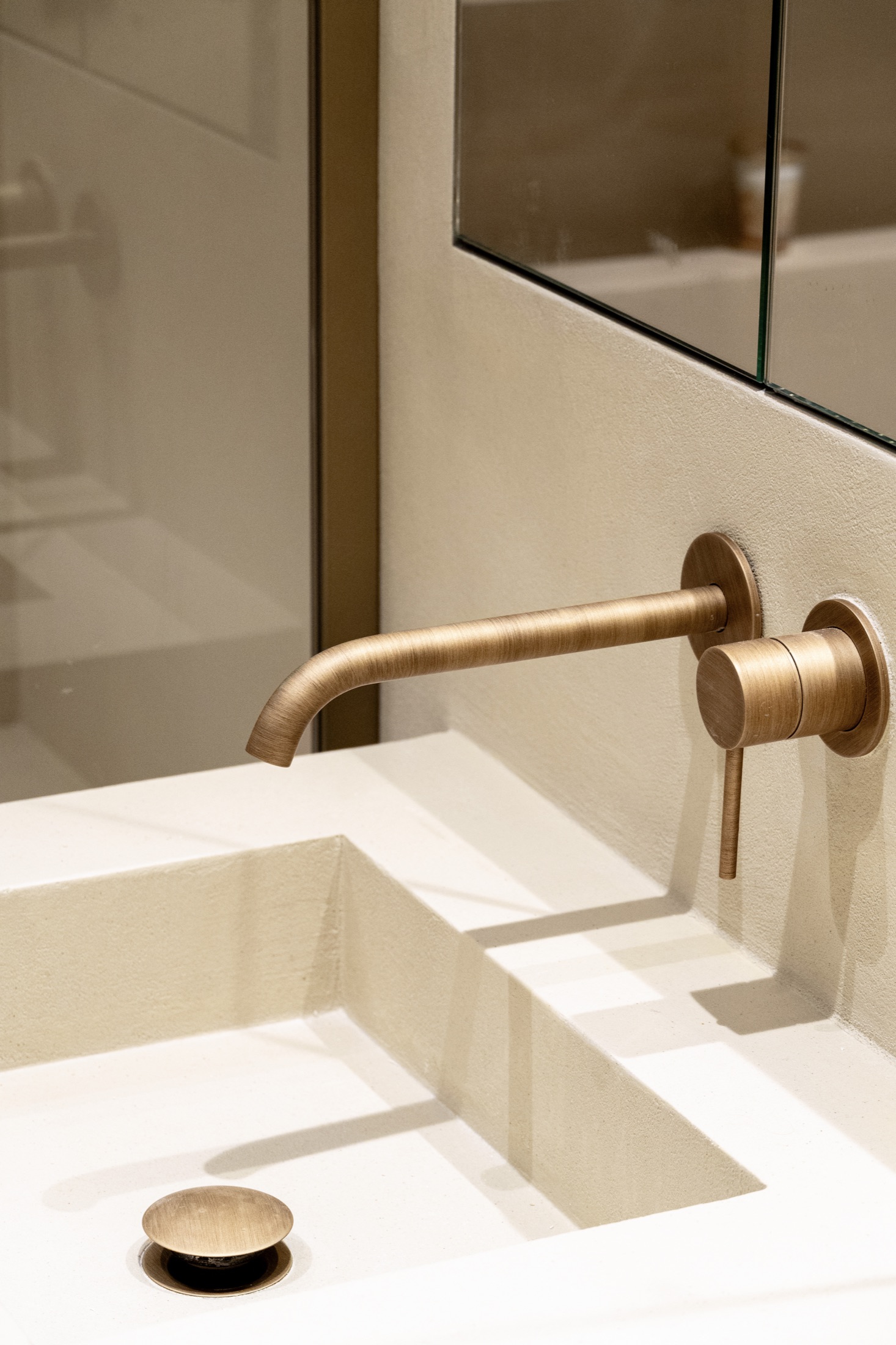 Détail de robinetterie en laiton dans la salle de bain
