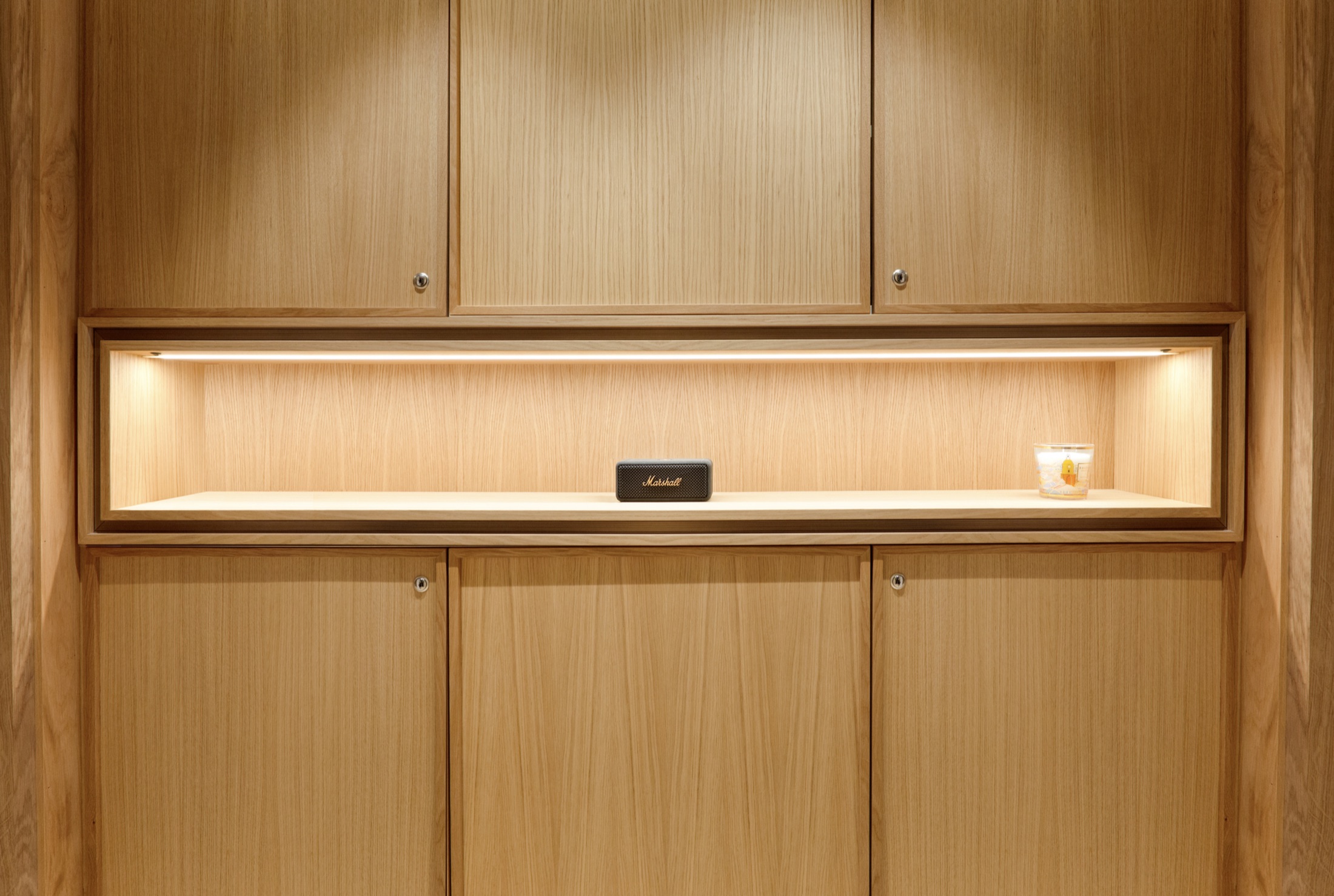 Menuiserie bois avec niche lumineuse intégrée