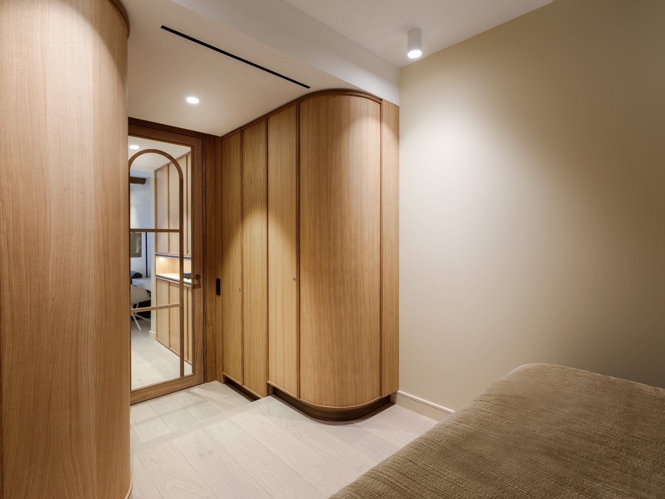Dressing bois et porte miroir cintrée