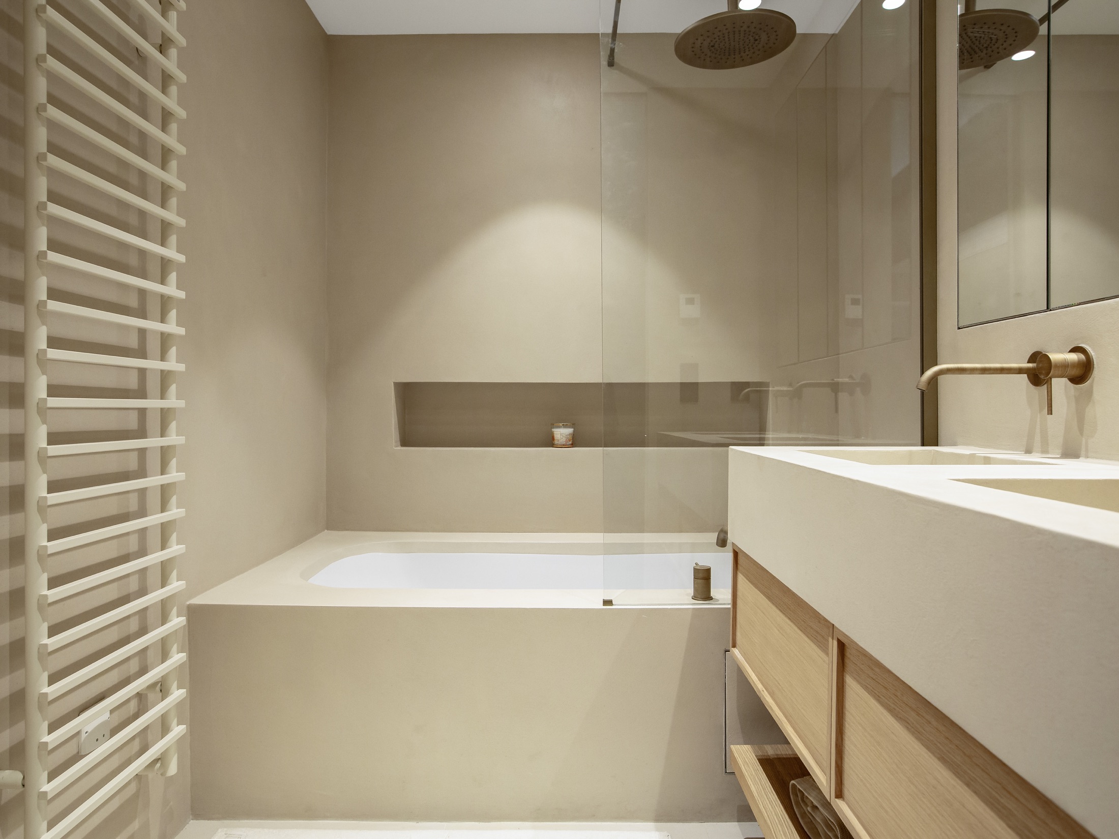 Salle de bain avec baignoire et robinetterie en laiton