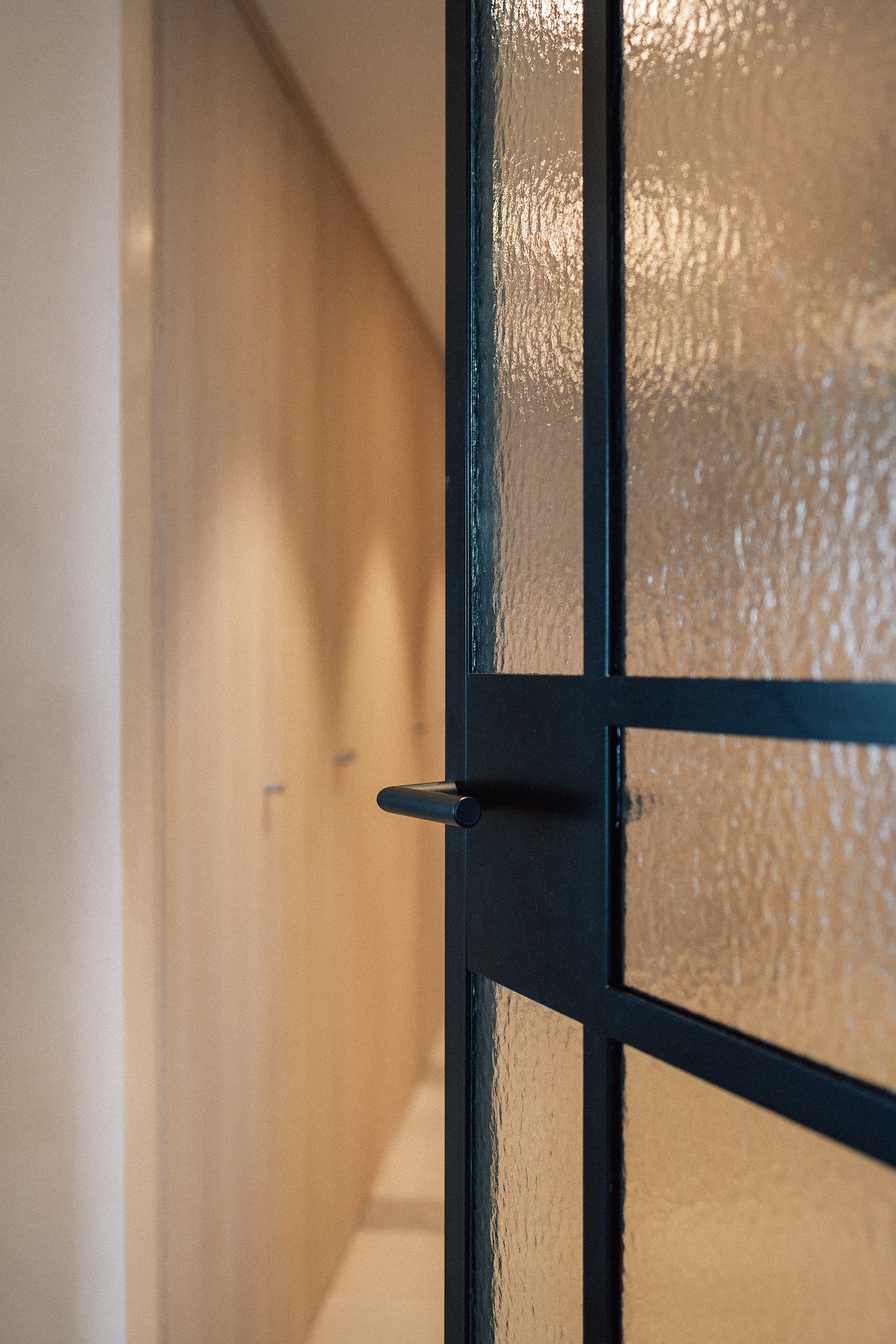 Porte vitrée texturée de l'appartement à Saint-Tropez