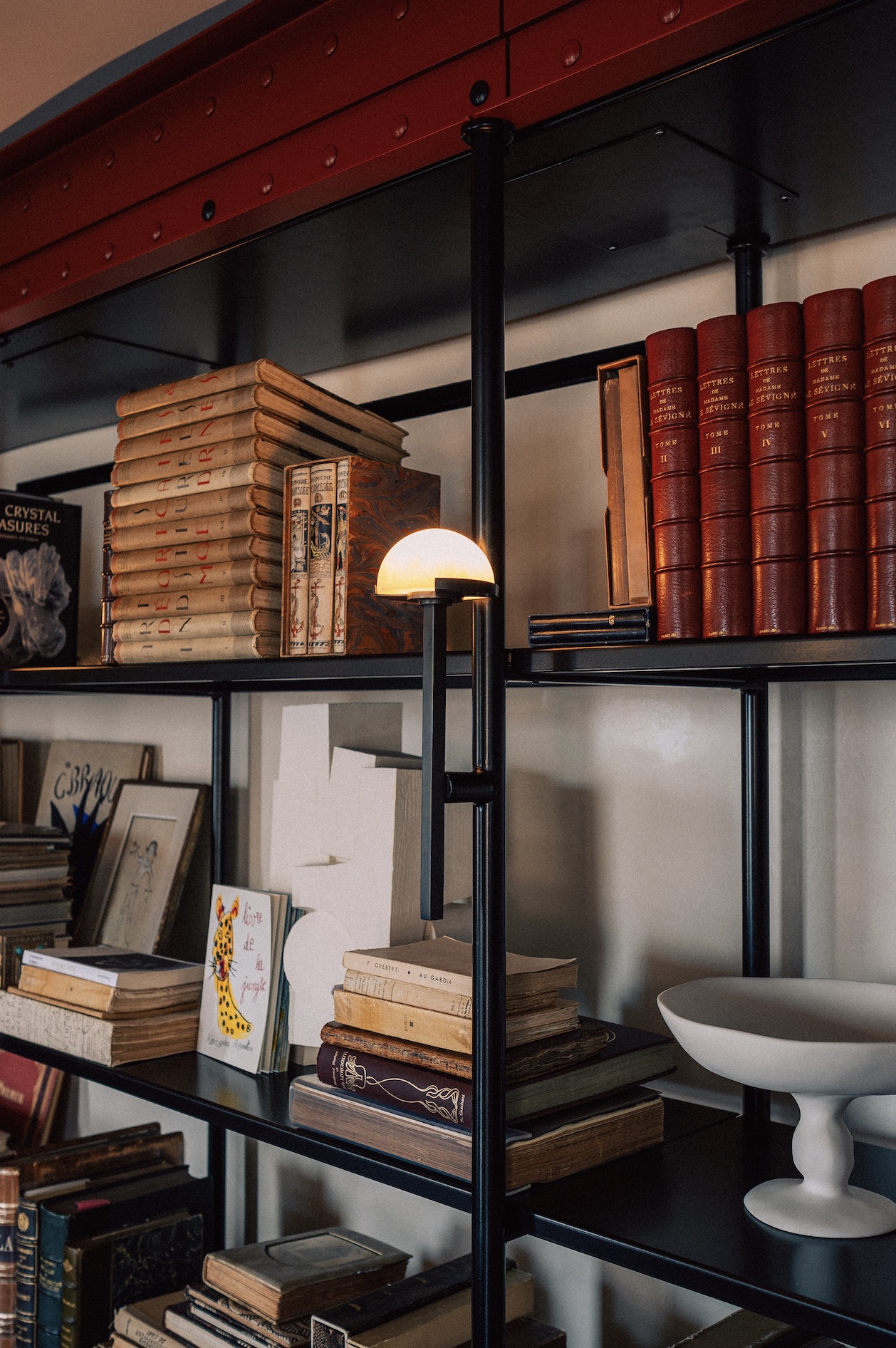 Bibliothèque métal et livres de l'appartement à Saint-Tropez