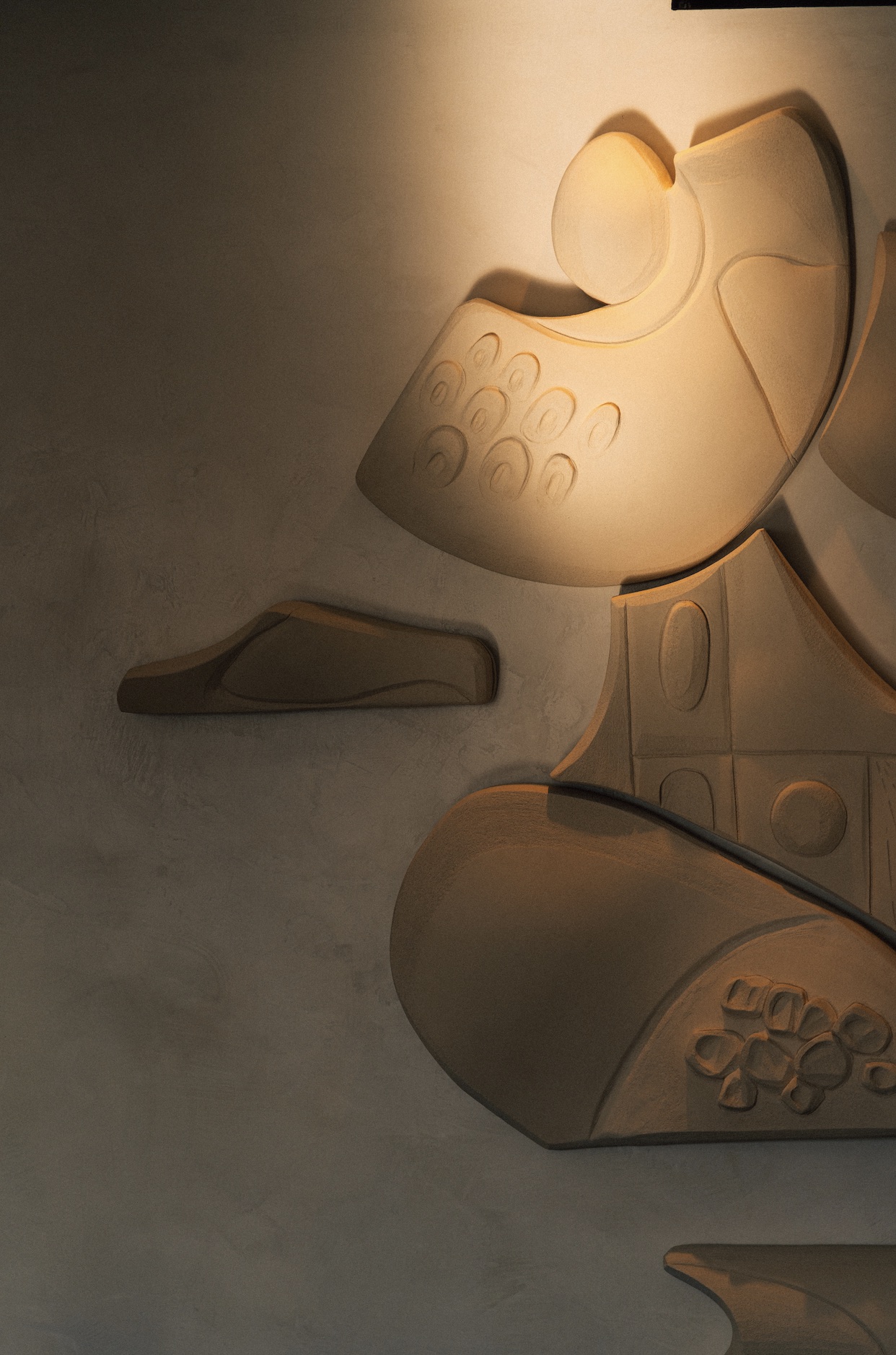 Composition murale sculpturale de l'appartement à Saint-Tropez