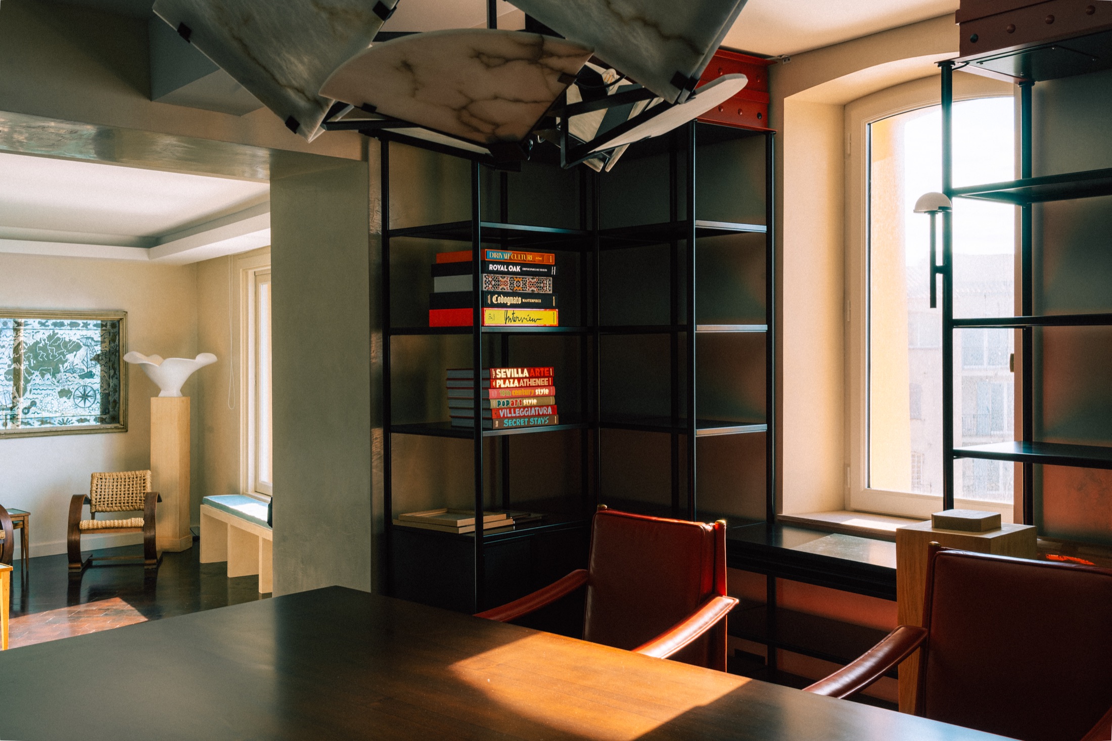 Bureau et bibliothèque sombre de l'appartement à Saint-Tropez