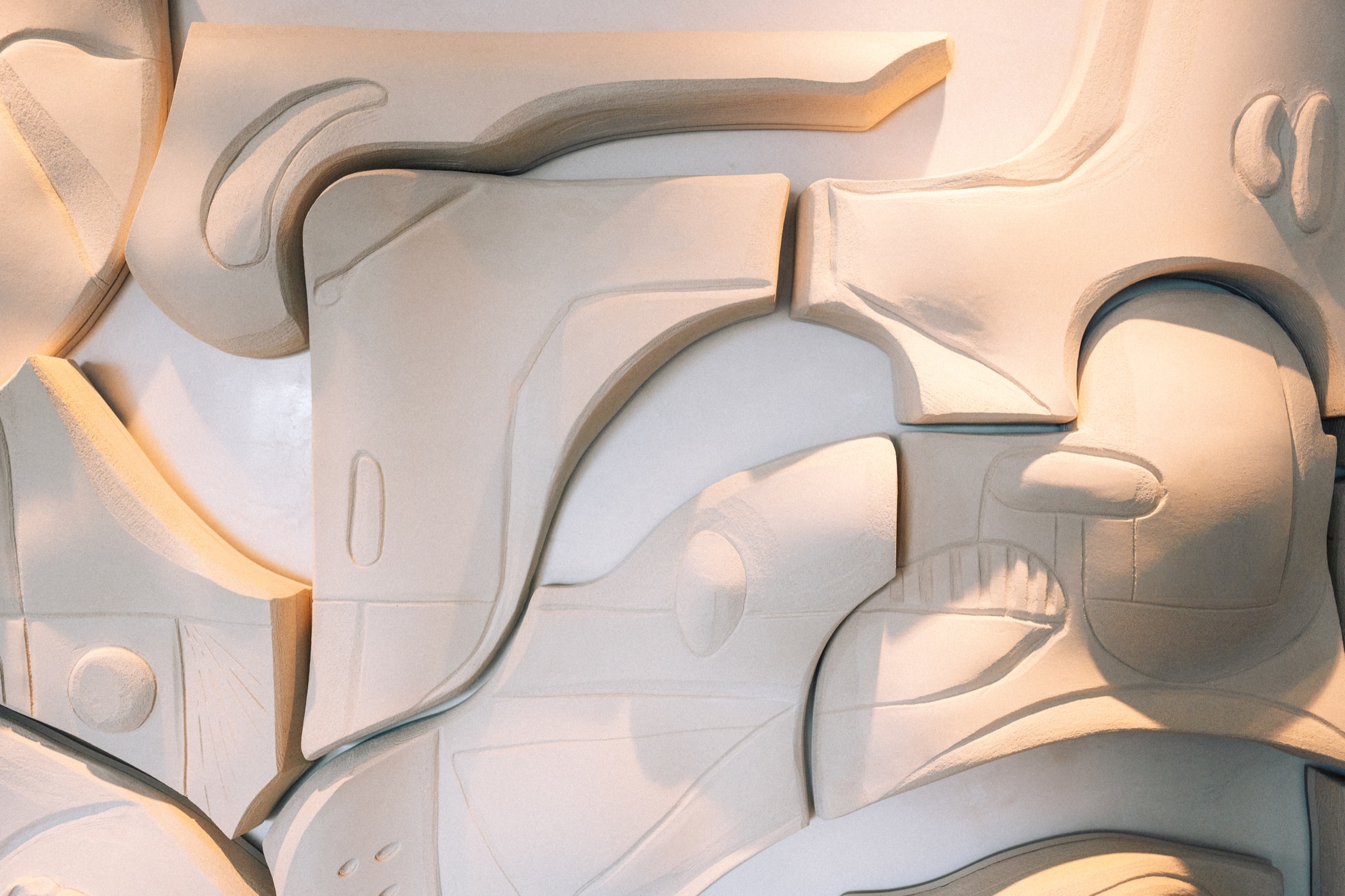 Détail mural sculptural dans l'appartement à Saint-Tropez
