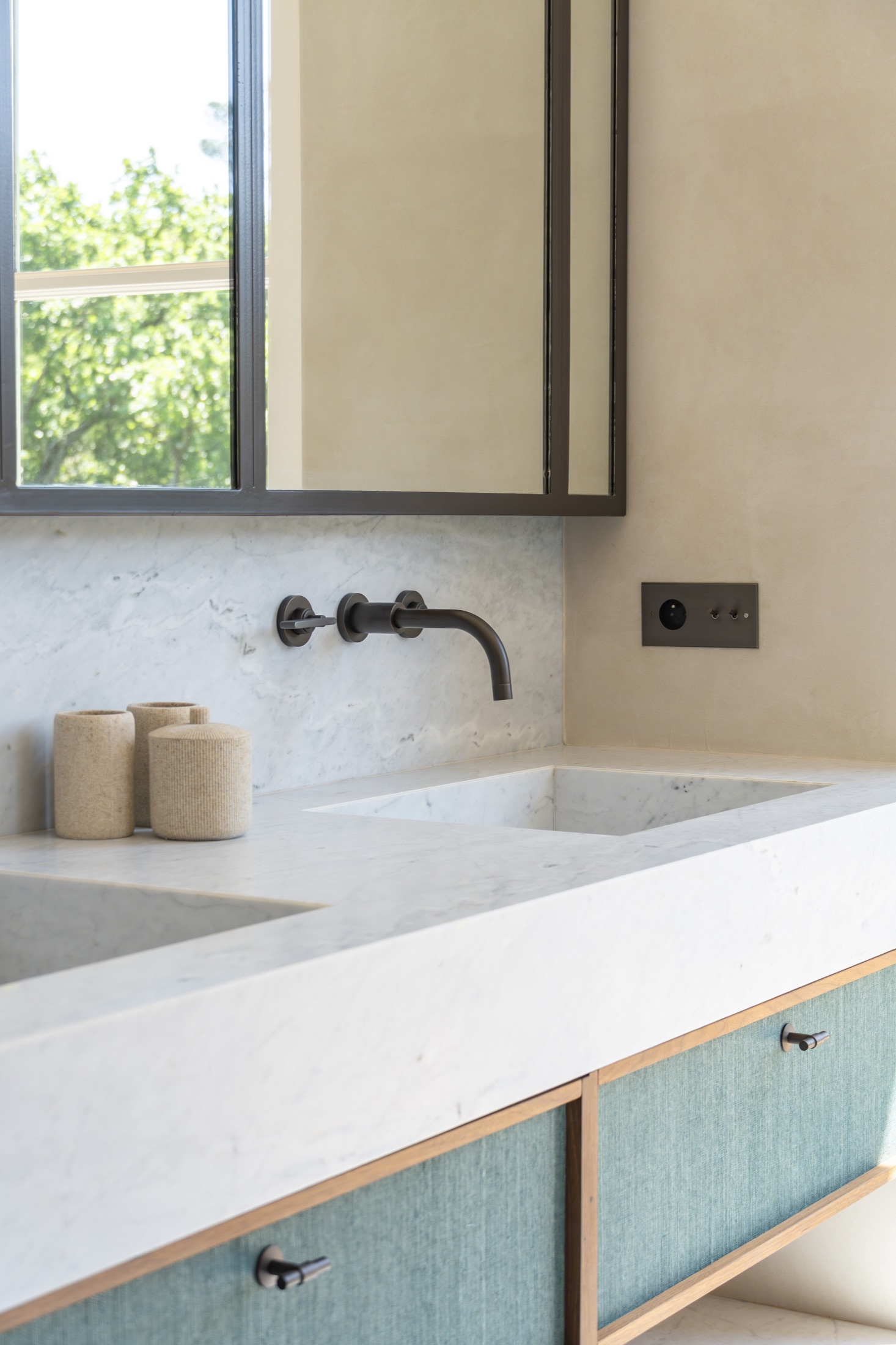 Salle de bain en marbre et bois à Bahia Verde