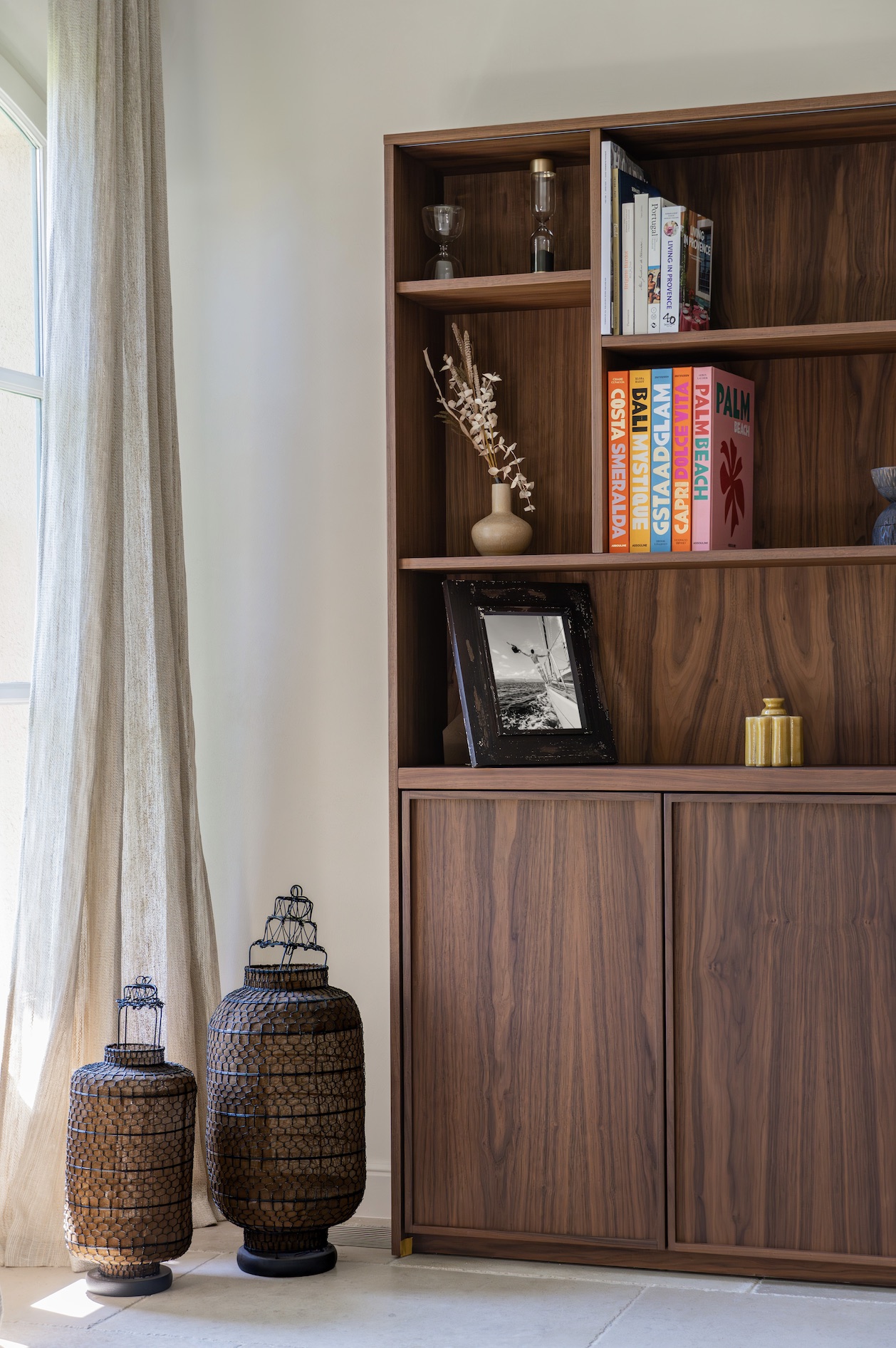 Bibliothèque en bois et objets décoratifs à Bahia Verde