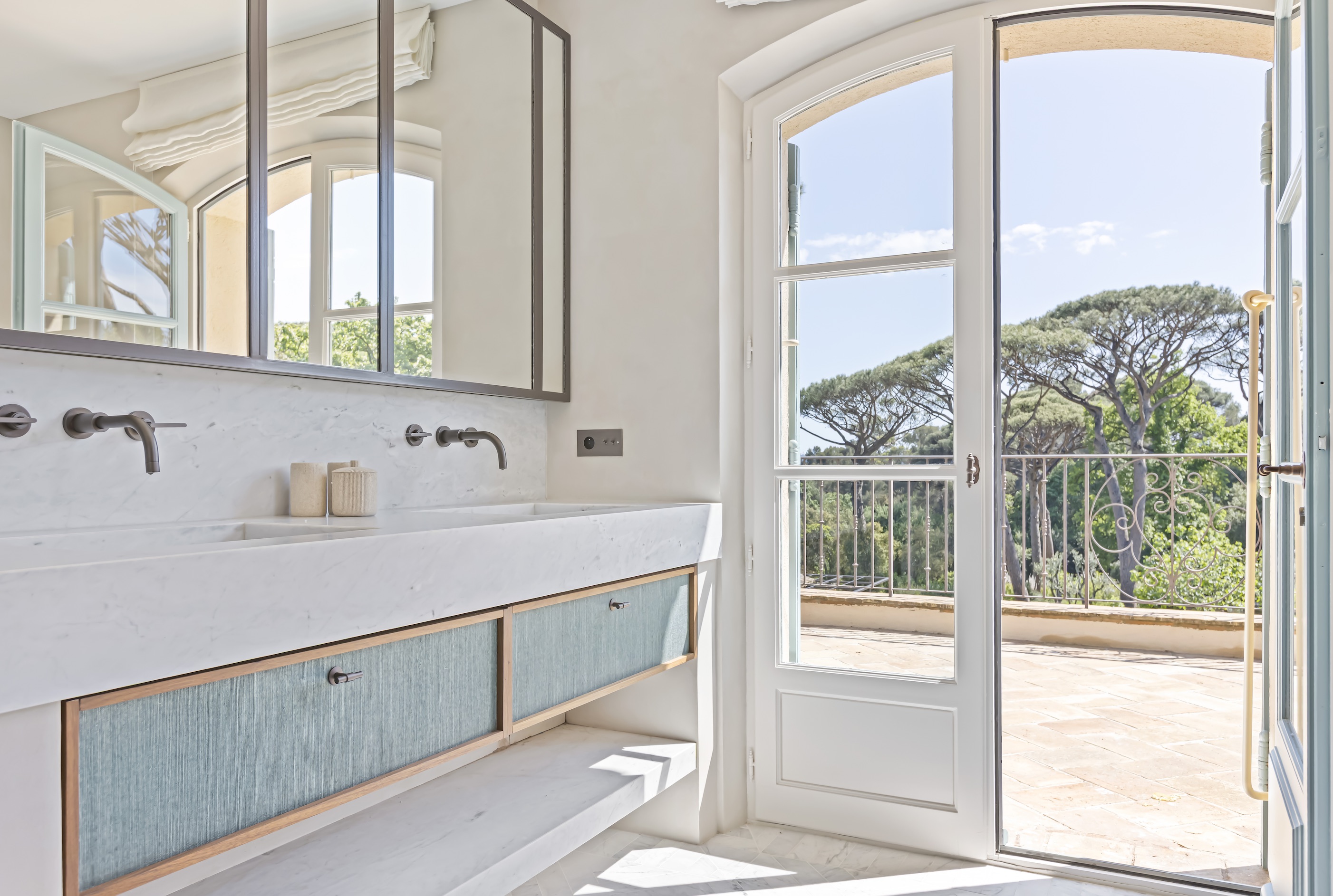 Salle de bain ouverte sur la terrasse à Bahia Verde