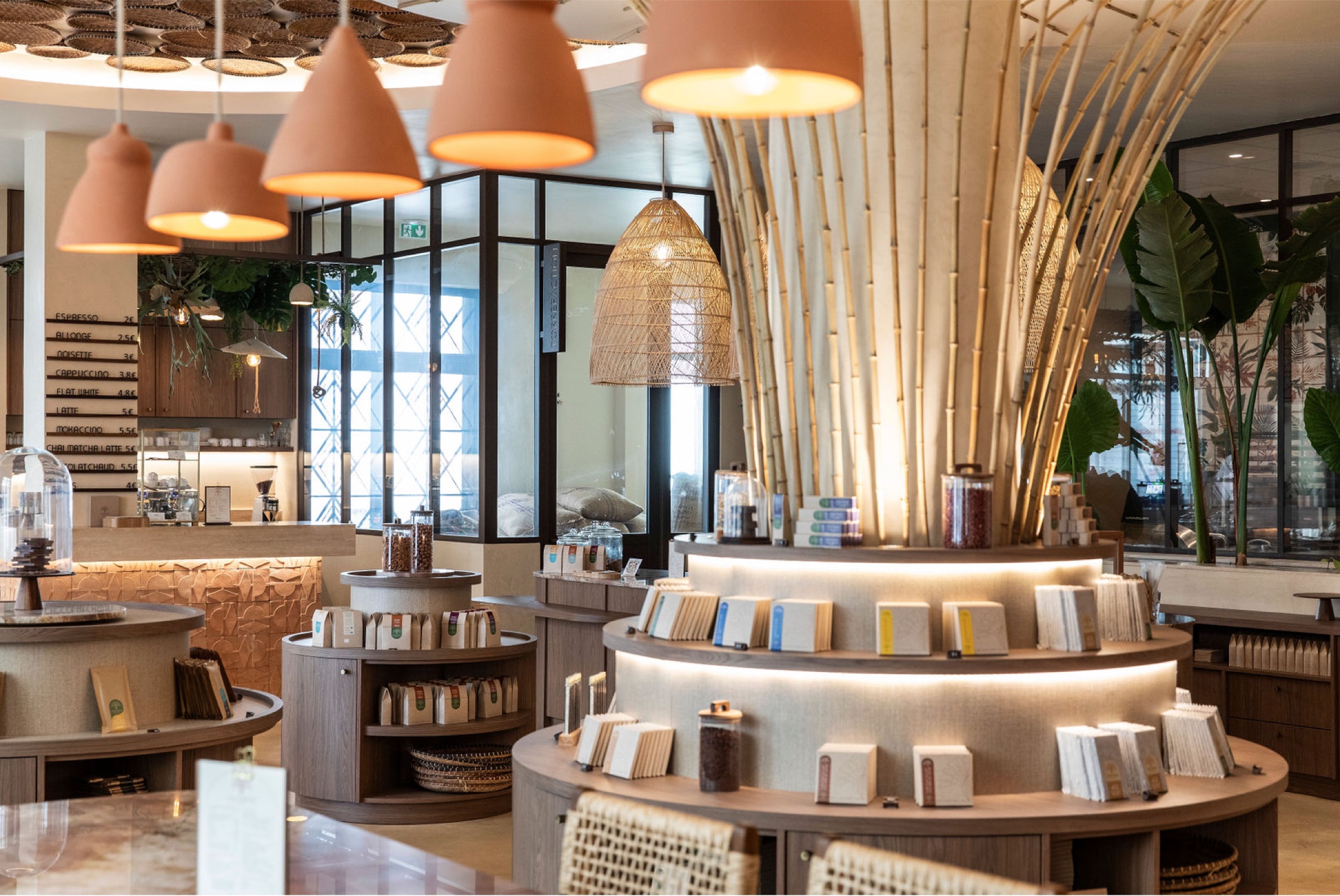 Vue intérieure de la chocolaterie Terrakoa avec luminaires suspendus