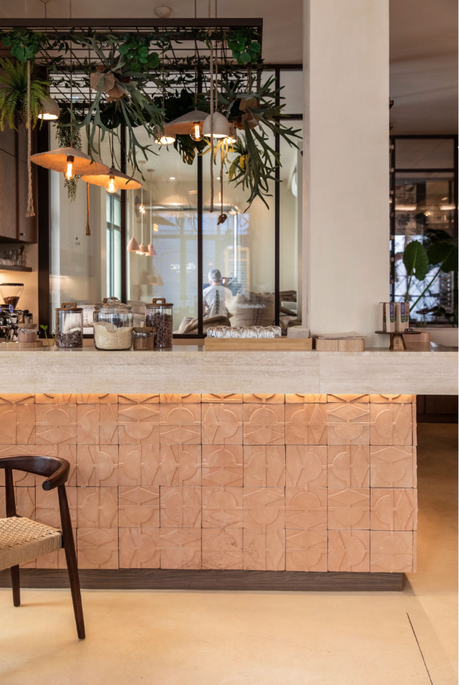 Détail du comptoir en matériaux naturels de la chocolaterie Terrakoa