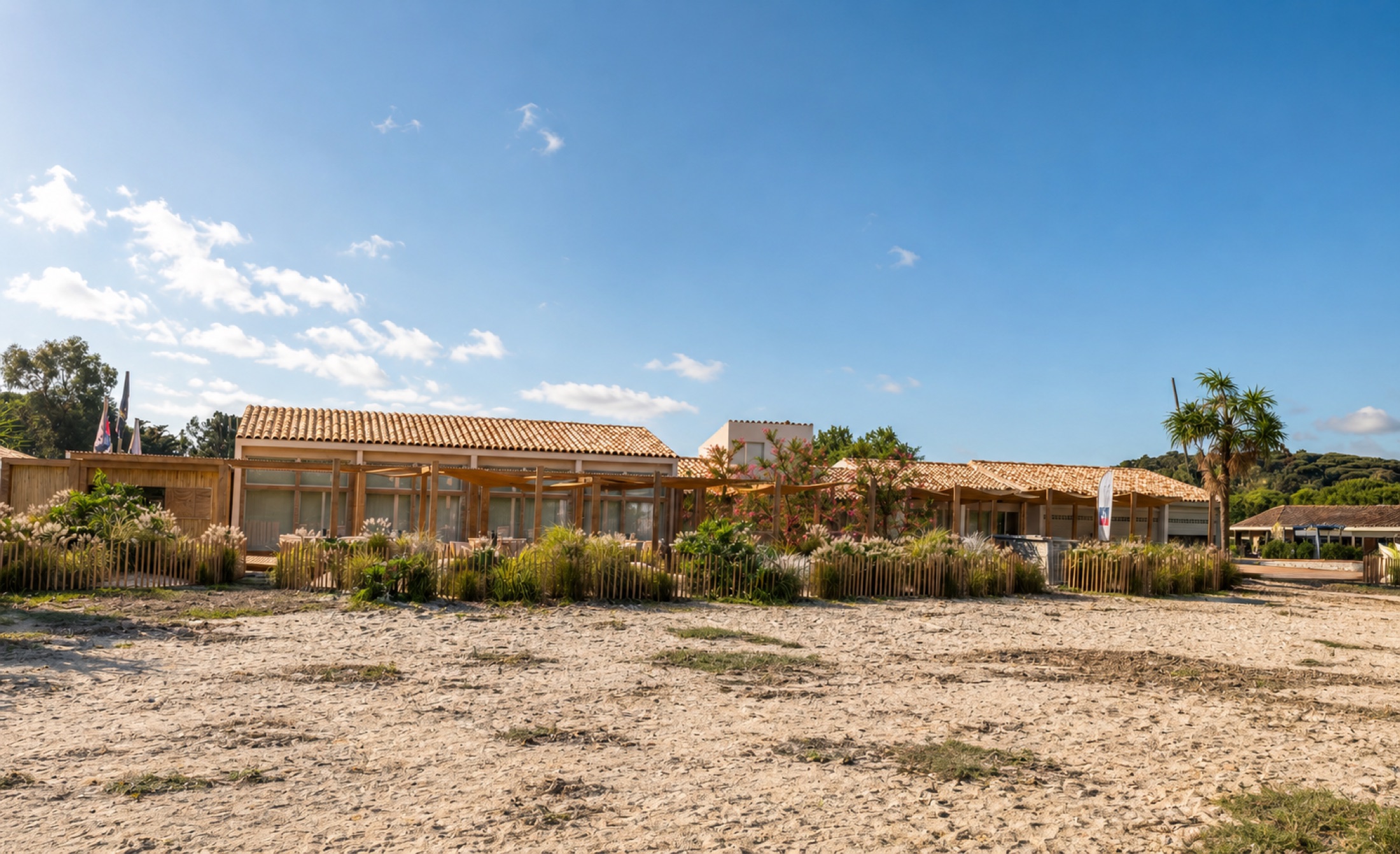 Façade de l'École de voile depuis la plage