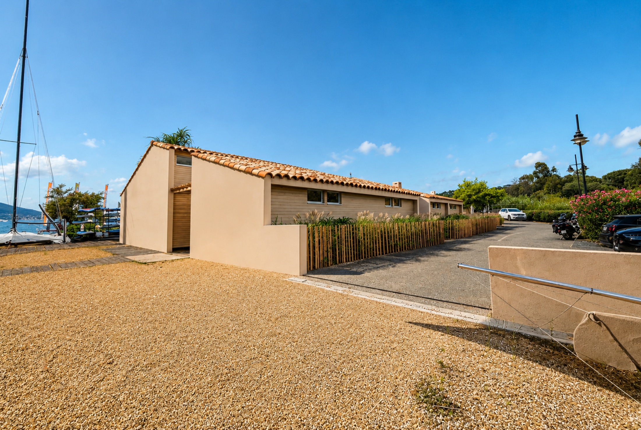 Vue extérieure de l'École de voile à Saint-Tropez
