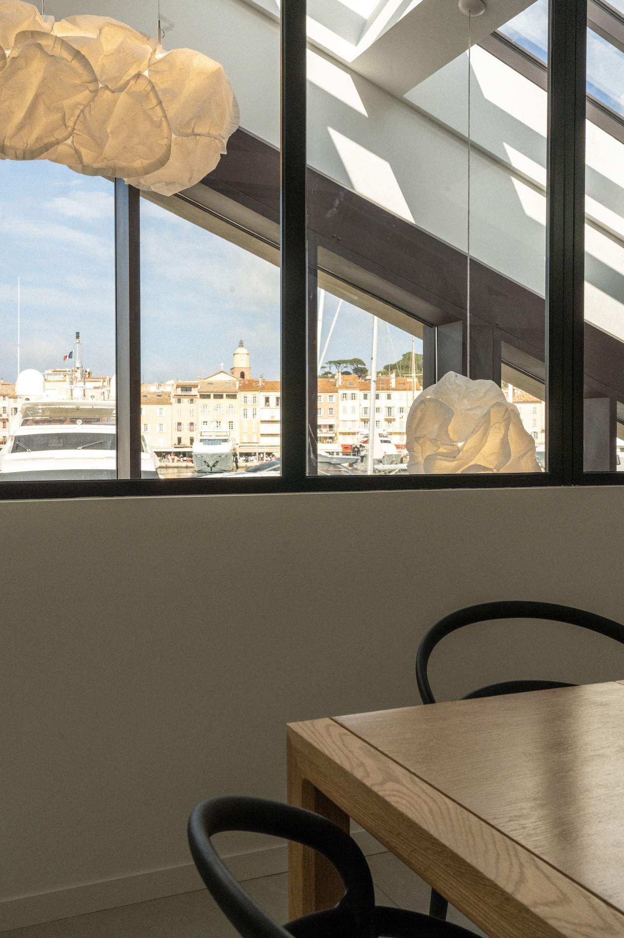 Vue sur le port depuis l'Office du Tourisme à Saint-Tropez