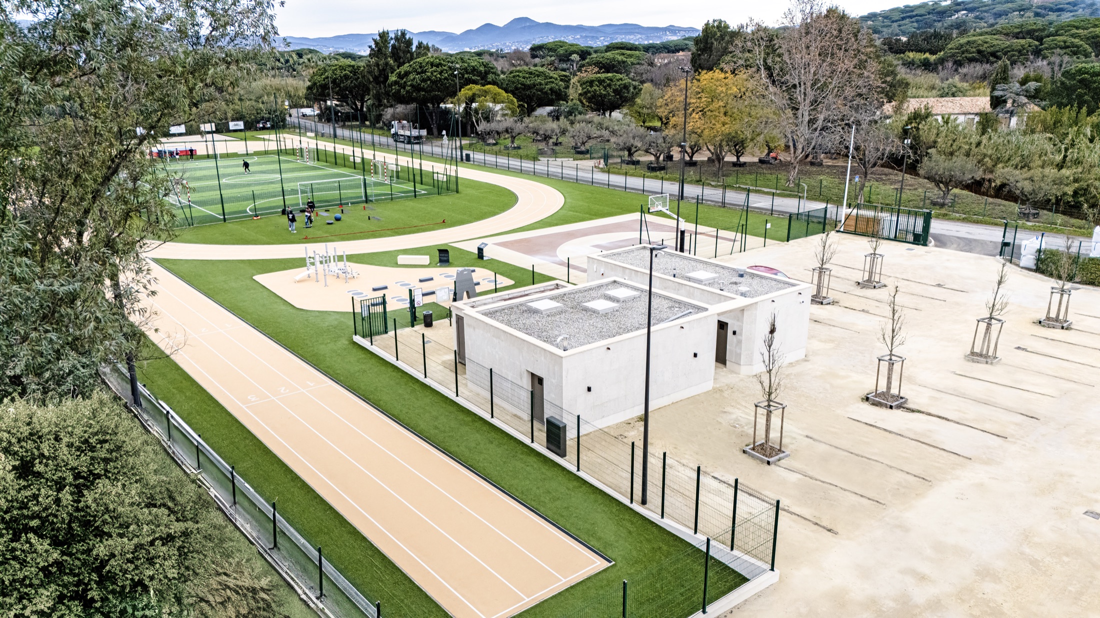 Vue aérienne du terrain multisports Les Salins à Saint-Tropez