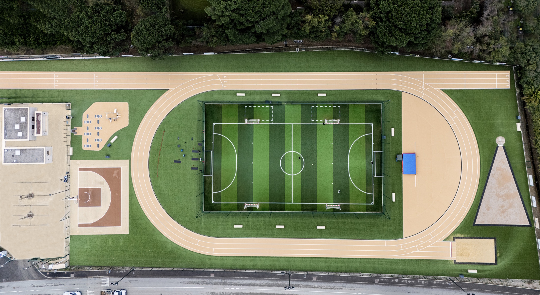 Vue verticale du stade multisports Les Salins à Saint-Tropez