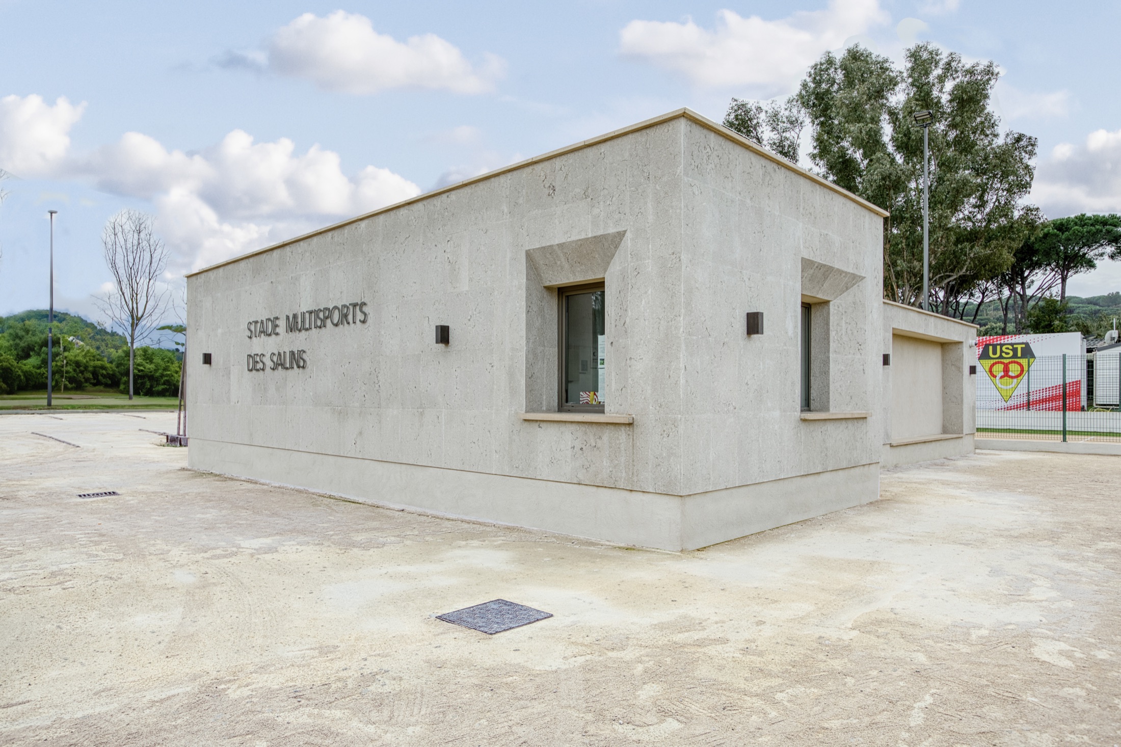 Entrée du stade multisports des Salins à Saint-Tropez
