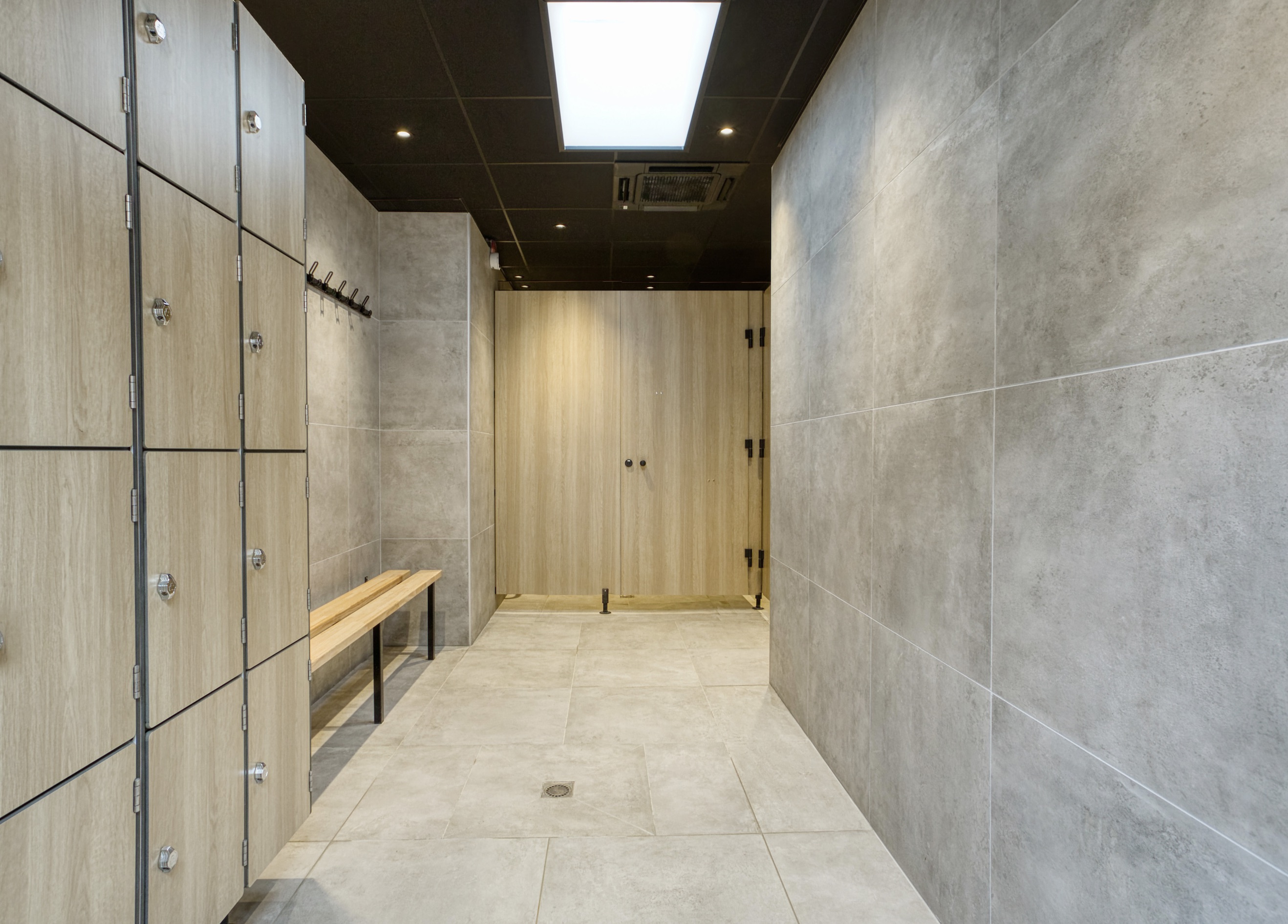 Vestiaires intérieurs du terrain multisports Les Salins à Saint-Tropez