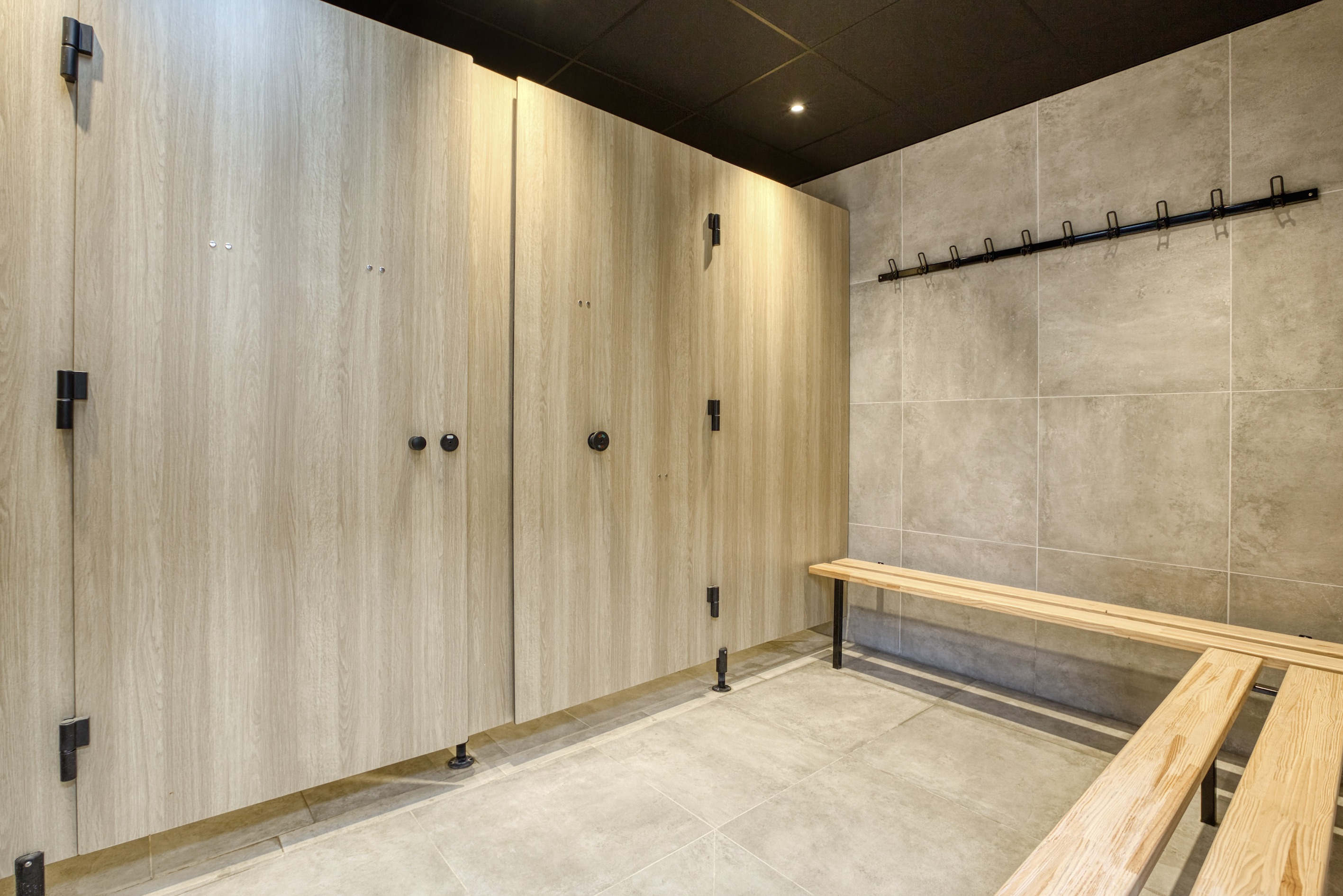 Cabines et bancs des vestiaires du terrain multisports Les Salins à Saint-Tropez