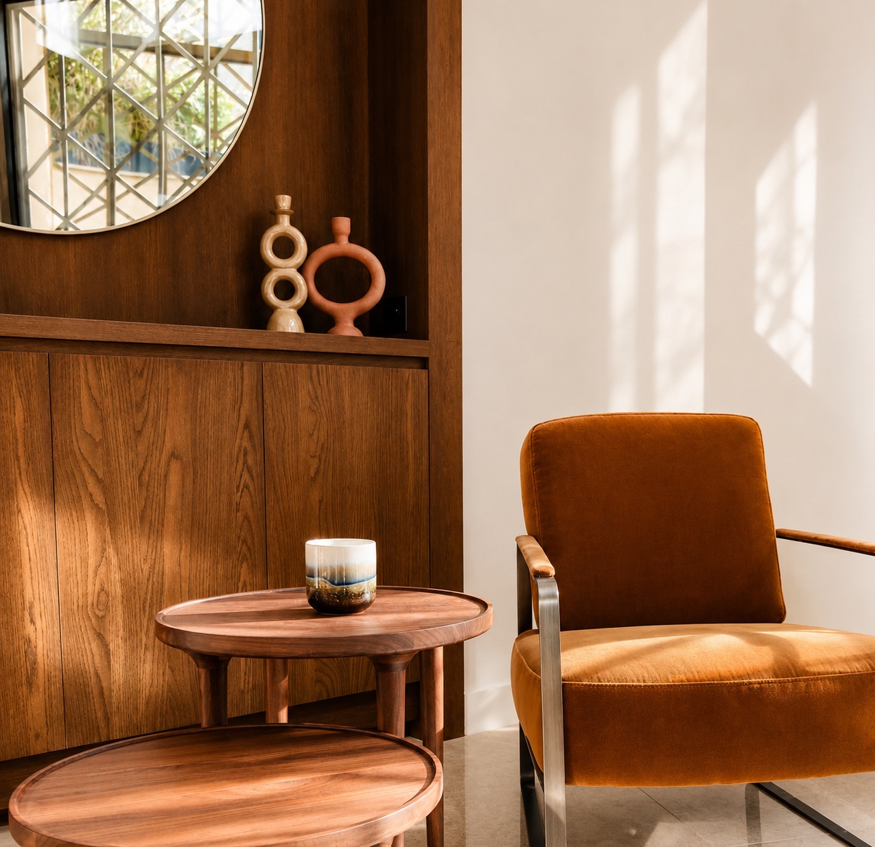 Fauteuil orangé et menuiserie bois de la Villa des lices à Saint-Tropez