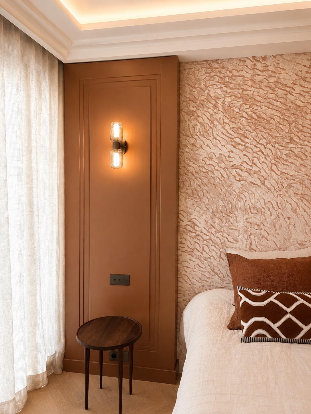 Chambre aux tons terracotta de la Villa des lices à Saint-Tropez