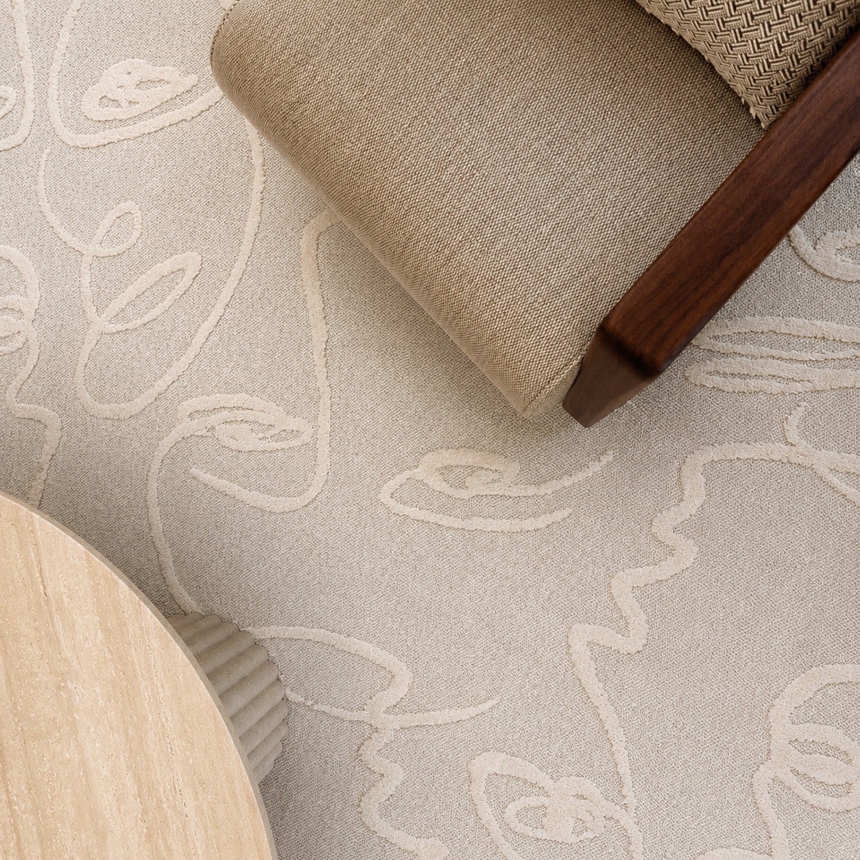 Détail de tapis et fauteuil de la Villa des lices à Saint-Tropez