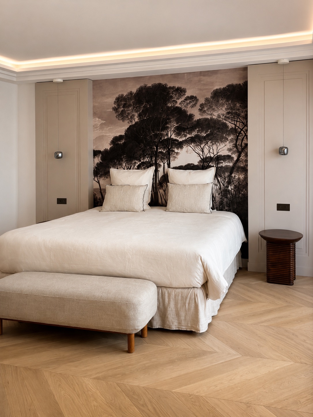 Suite avec tête de lit panoramique de la Villa des lices à Saint-Tropez
