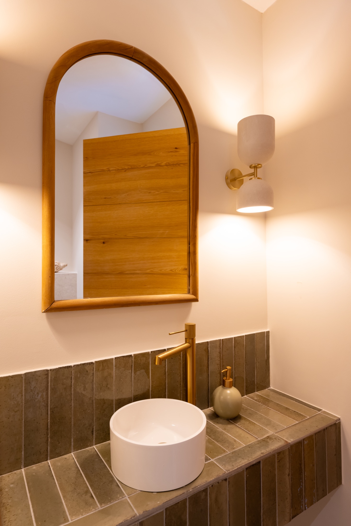 Salle d'eau avec miroir en bois de la Villa sous les pins à Saint-Tropez