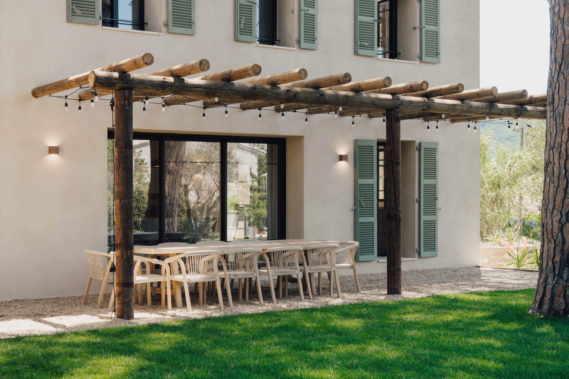 Terrasse sous pergola de la Villa sous les pins à Saint-Tropez