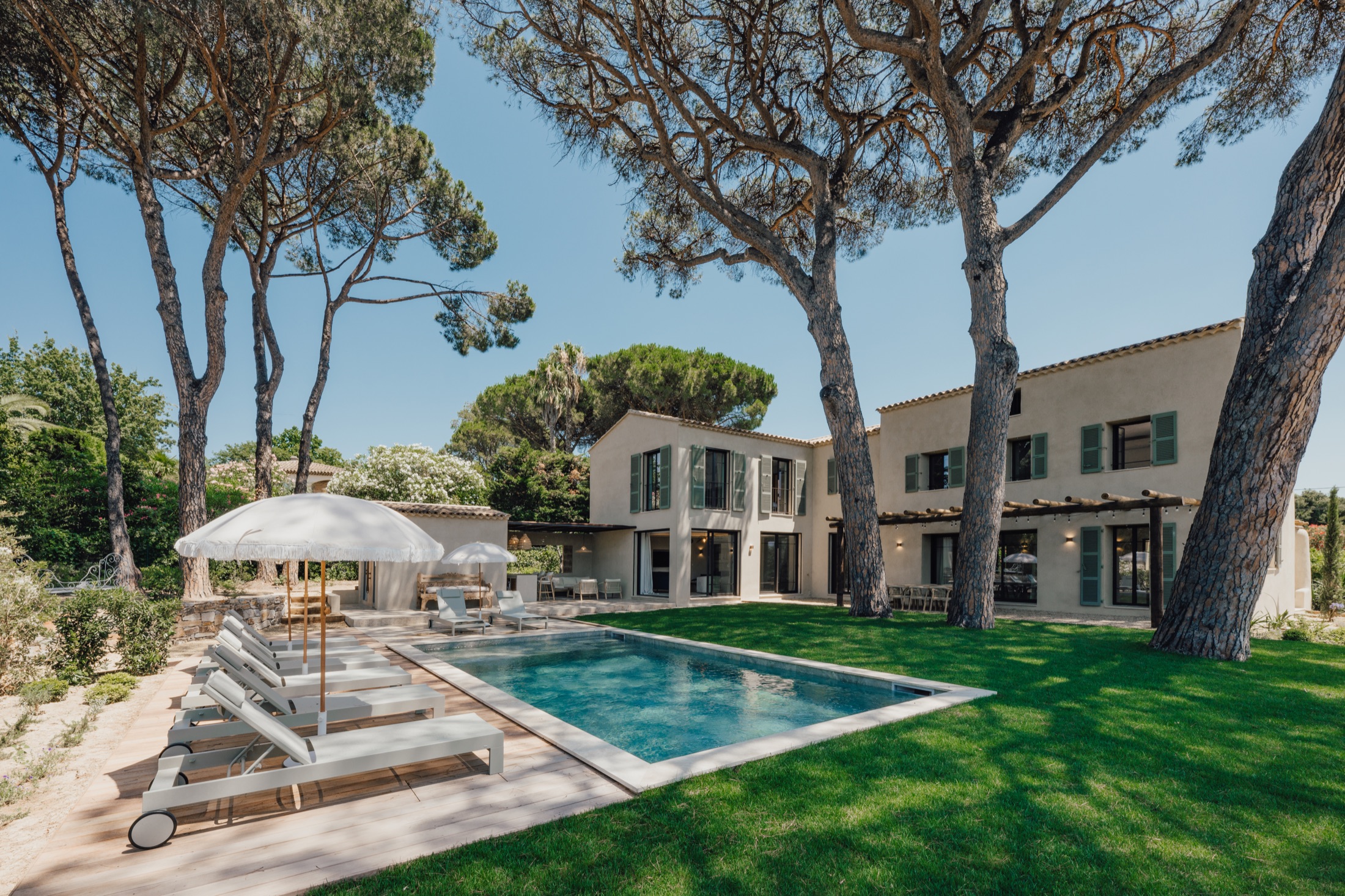 Piscine et jardin de la Villa sous les pins à Saint-Tropez