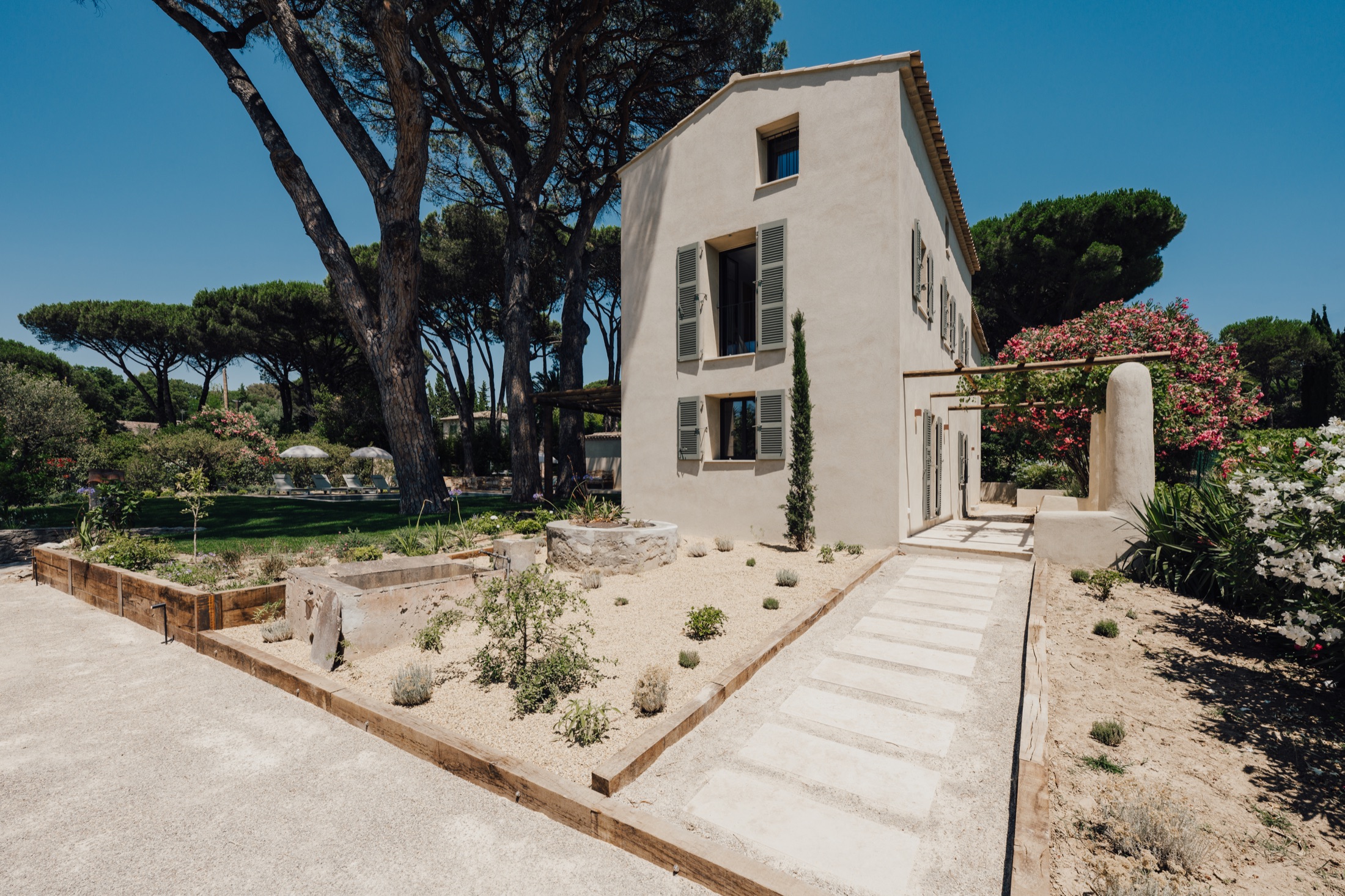 Façade de la Villa sous les pins à Saint-Tropez