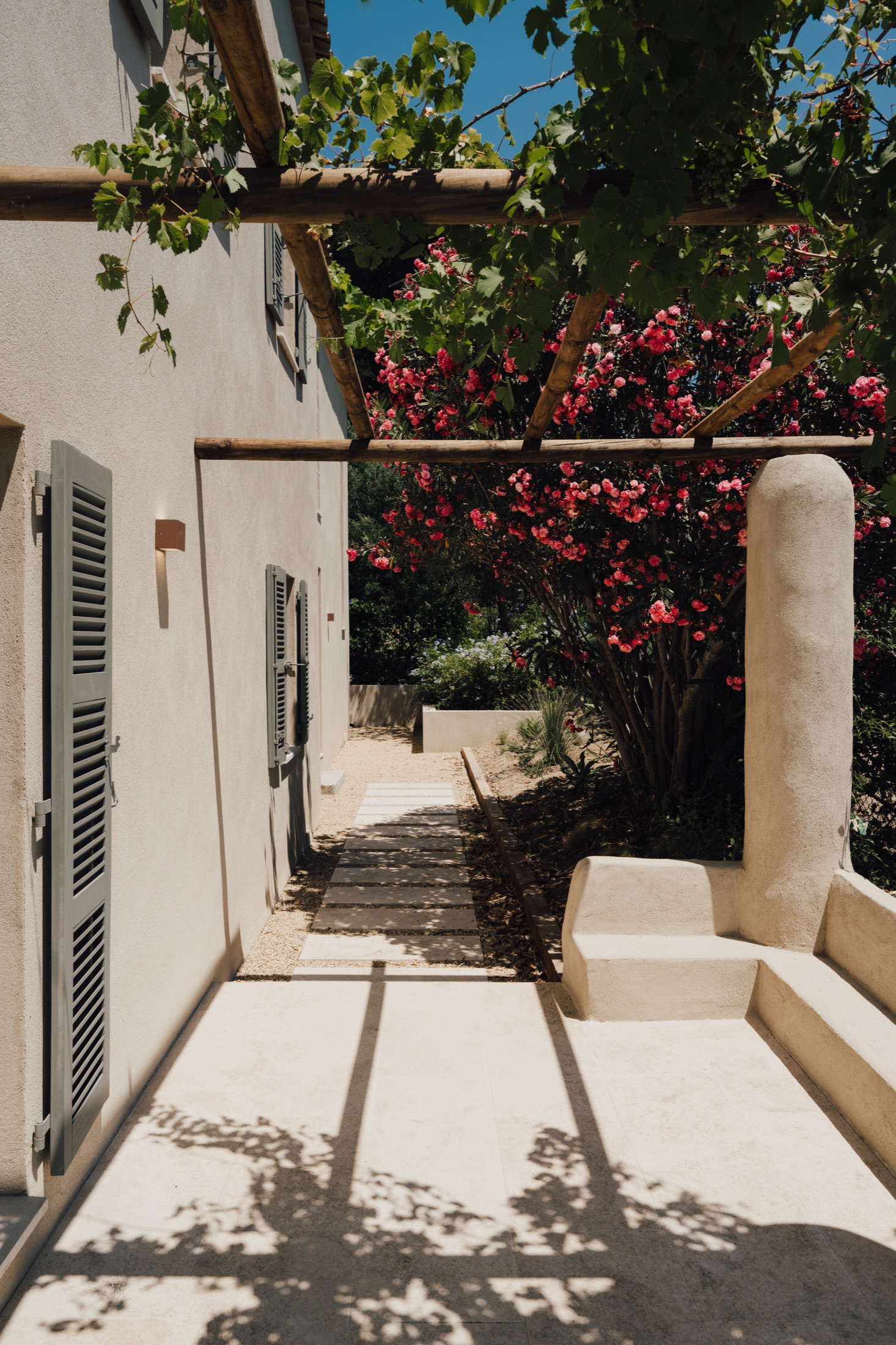 Allée fleurie de la Villa sous les pins à Saint-Tropez