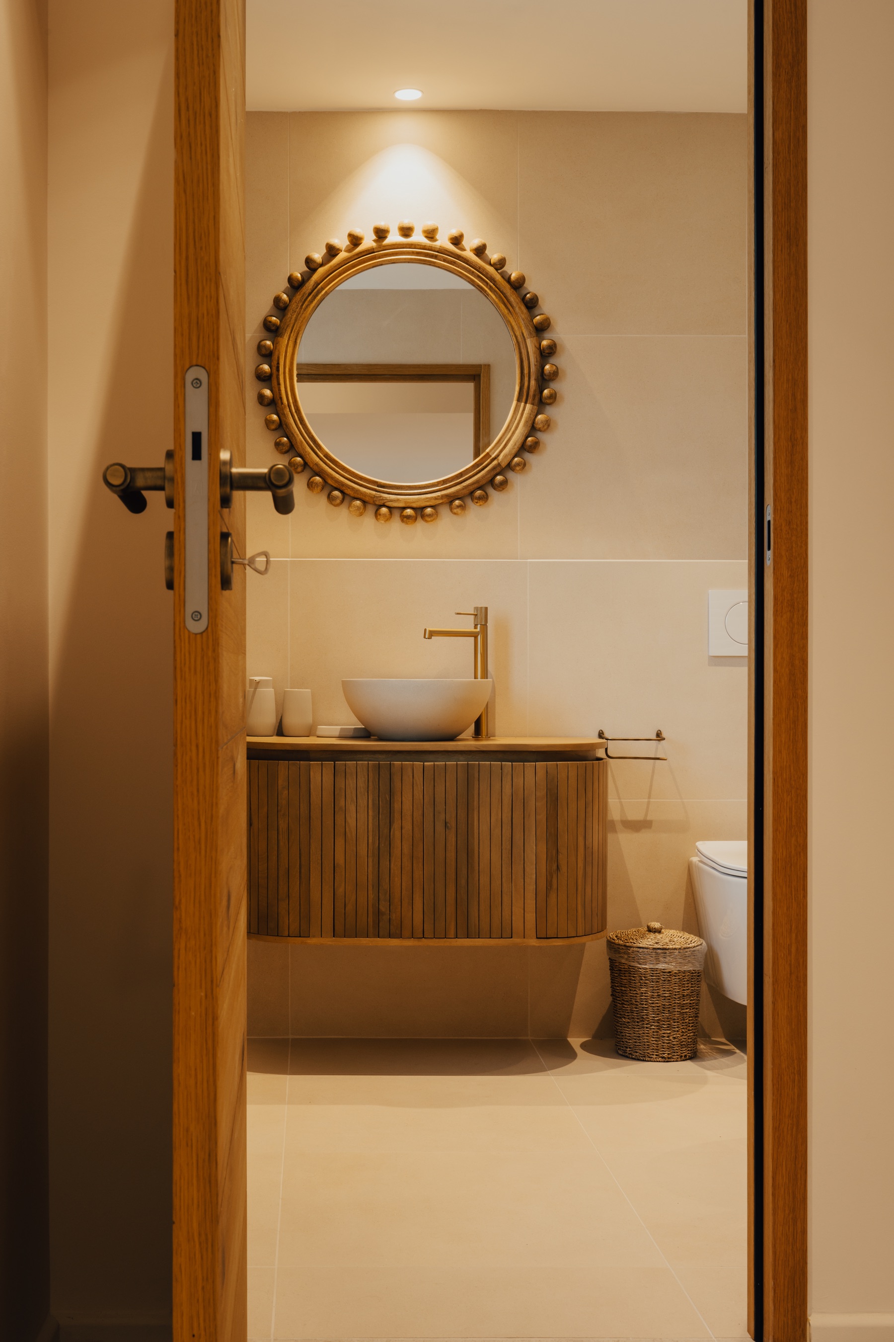 Salle d'eau avec miroir en bois de la Villa sous les pins à Saint-Tropez