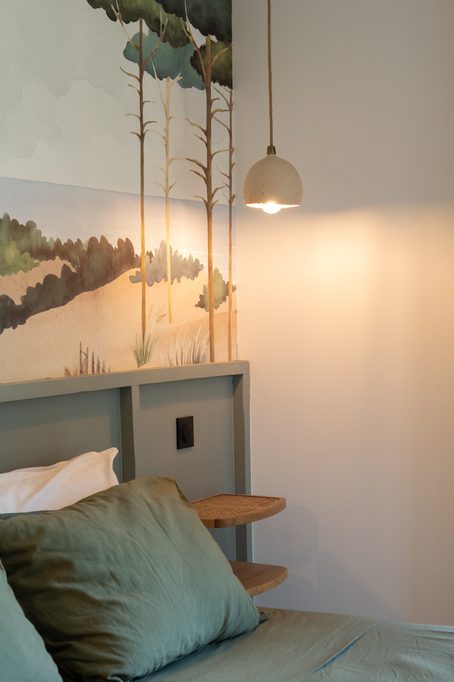 Chambre avec décor mural de la Villa sous les pins à Saint-Tropez